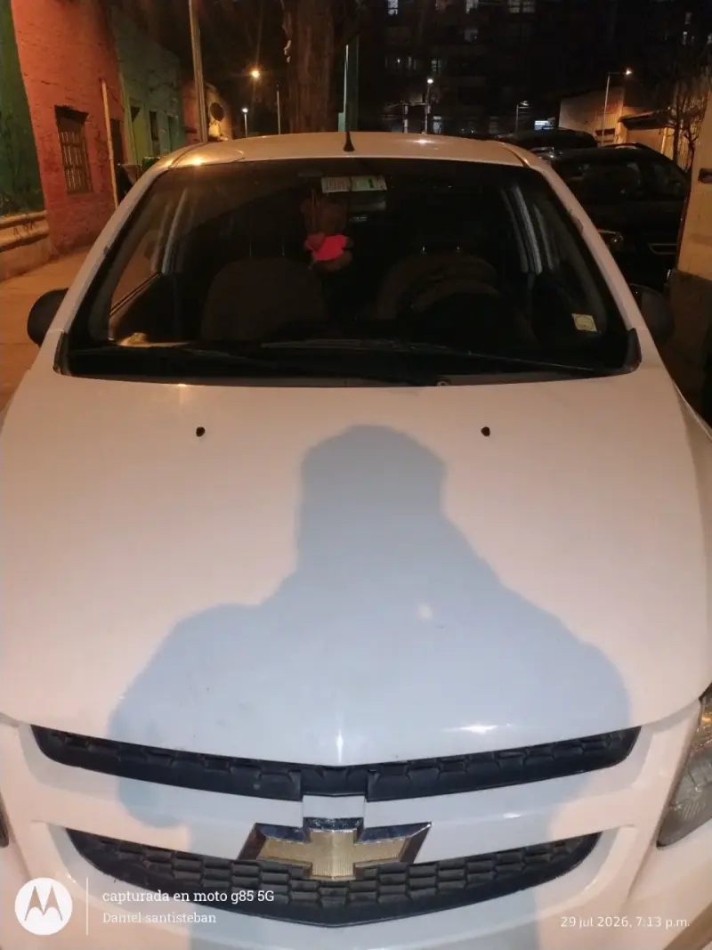 Auto Chevrolet blanco en buen estado - 4