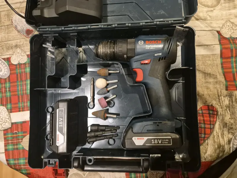 Taladro Inalámbrico Bosch 18V con Accesorios - 1