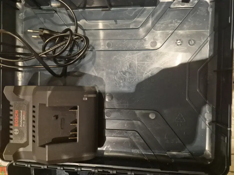 Taladro Inalámbrico Bosch 18V con Accesorios - 4