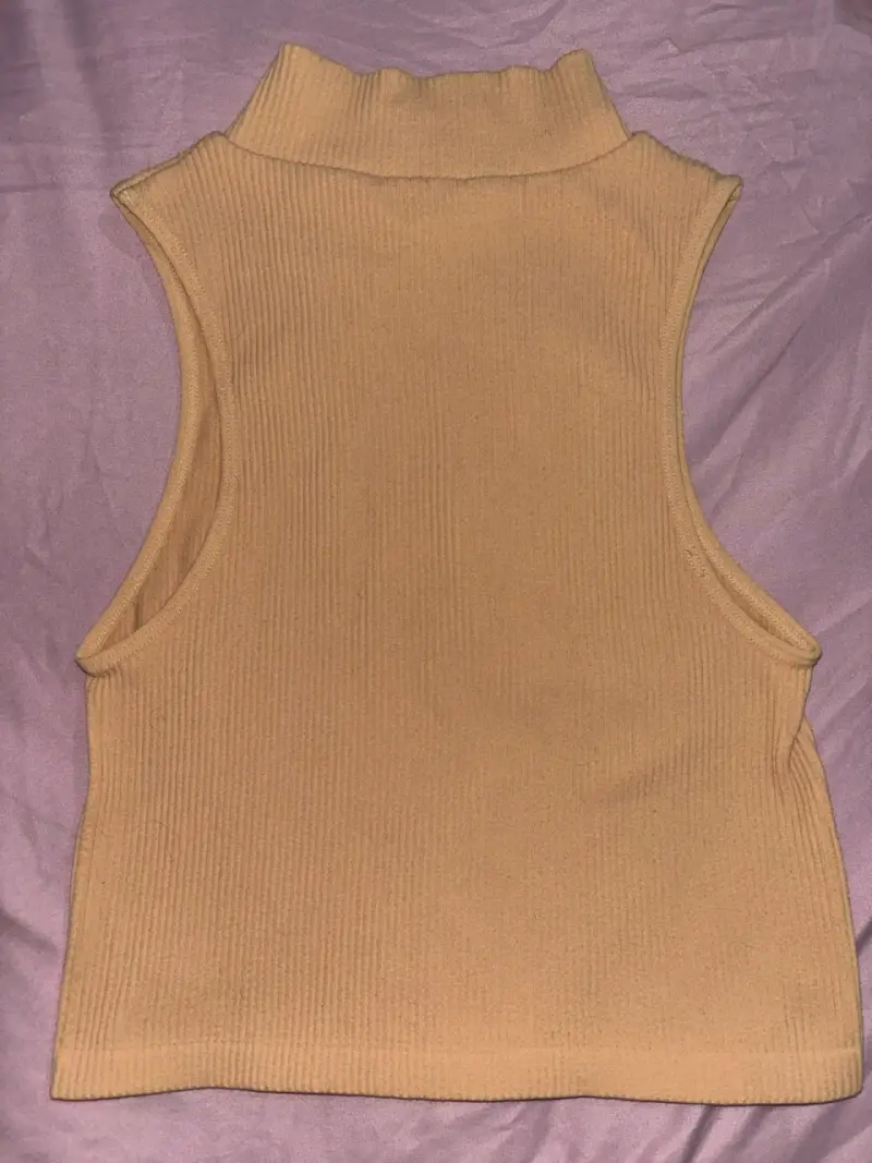 Top sin mangas color beige para mujer