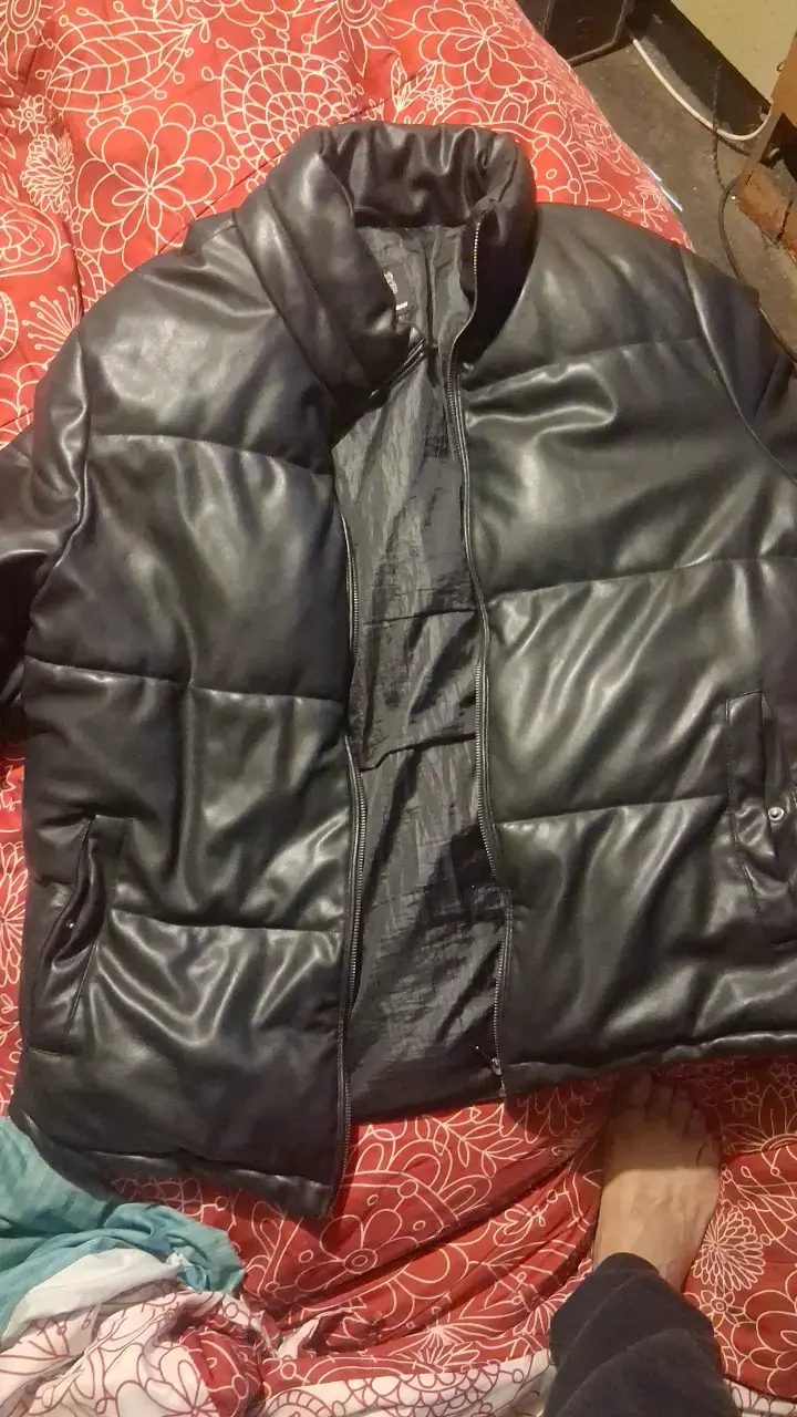 Chaqueta acolchada negra de cuero sintético - 1