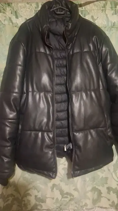 Chaqueta acolchada negra de cuero sintético - miniatura 2