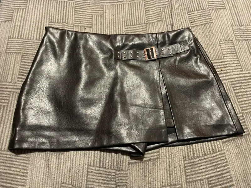 Falda short de cuero negra