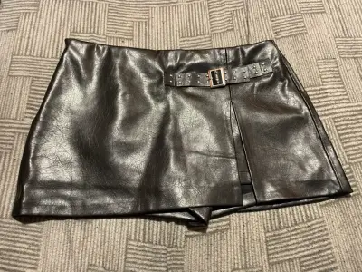 Falda short de cuero negra - miniatura 1