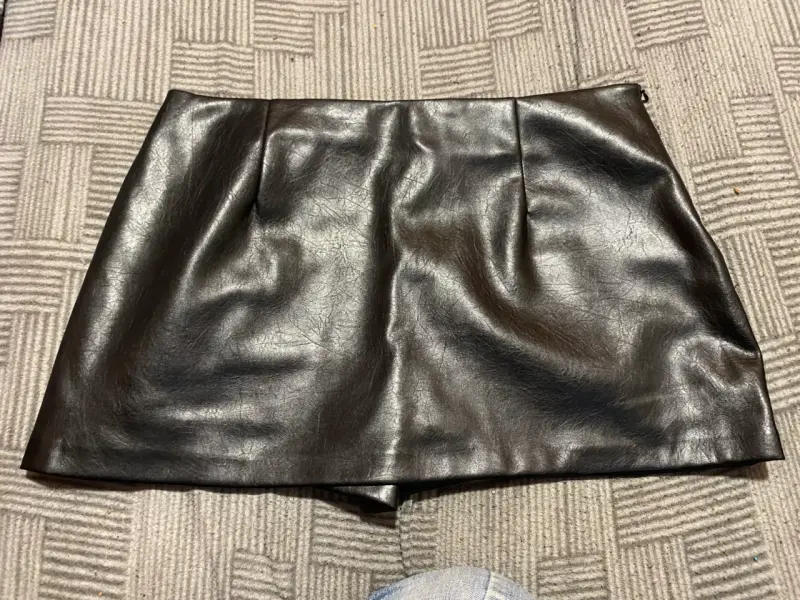 Falda short de cuero negra - 2