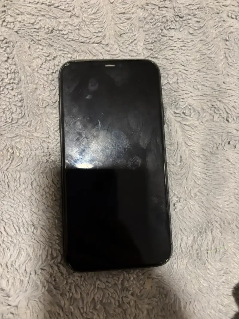 iPhone 11 en buen estado color negro - 2