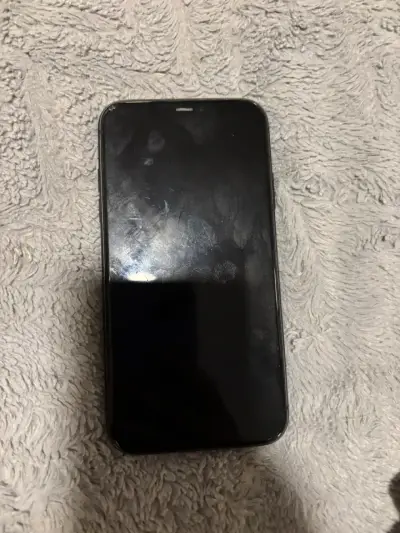iPhone 11 en buen estado color negro - miniatura 2