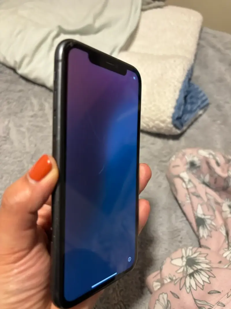 iPhone 11 en buen estado color negro - 4