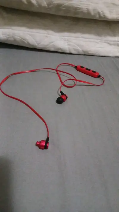 Audífonos Inalámbricos Rojos con Control - miniatura 1