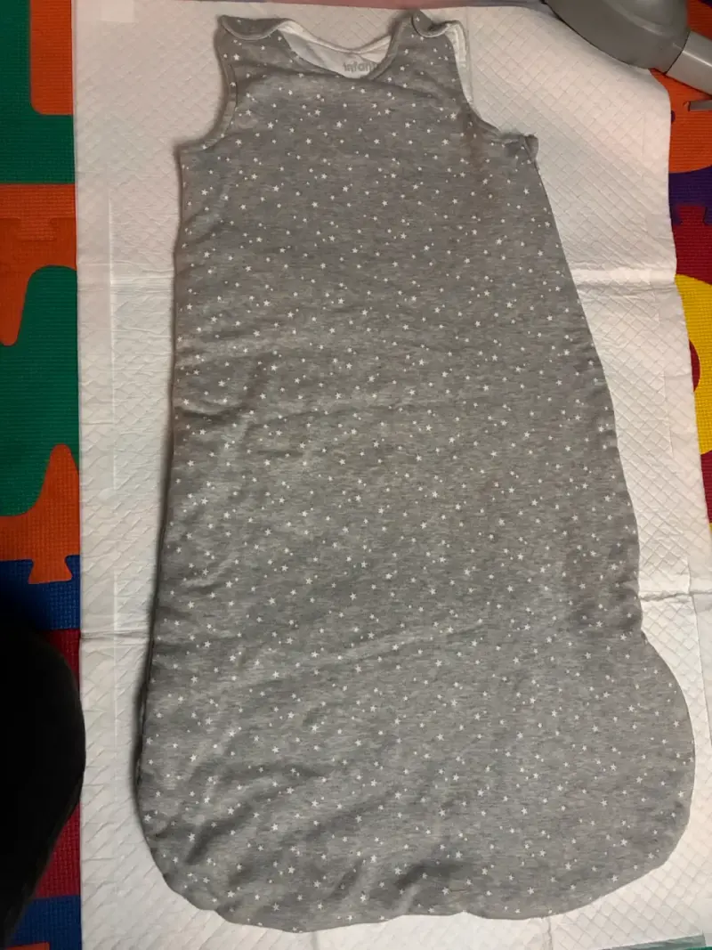 Saco de dormir gris con estrellas para bebé Infanti - 1