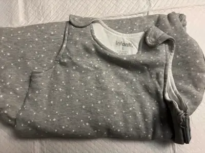 Saco de dormir gris con estrellas para bebé Infanti - miniatura 2