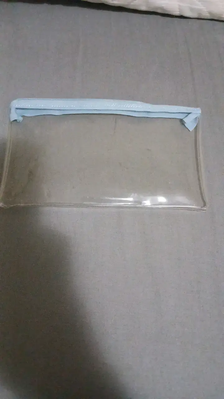 Estuche transparente con cierre azul - 1