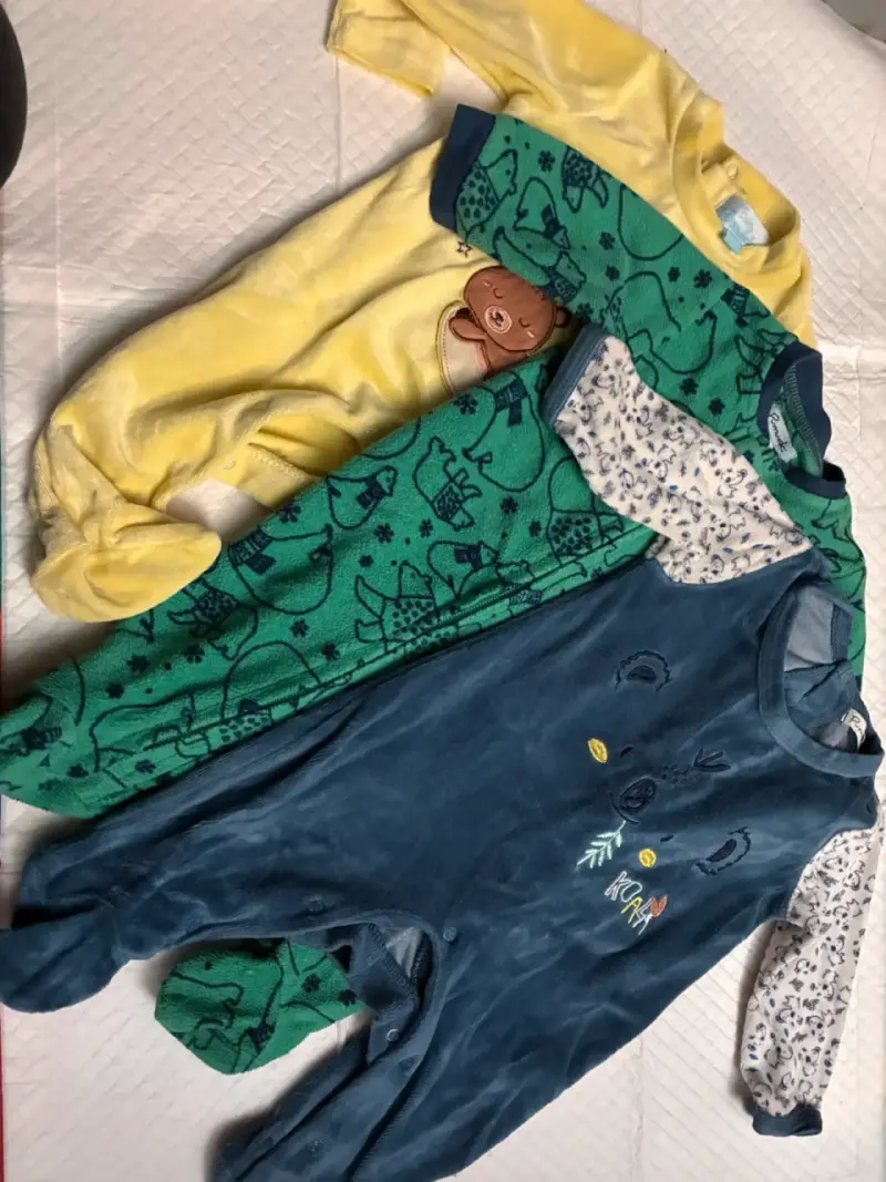 Conjunto de pijamas para bebé en colores variados - 1