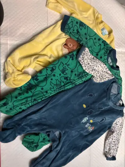 Conjunto de pijamas para bebé en colores variados - miniatura 1