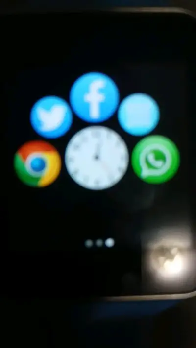 Smartwatch con correa azul y pantalla táctil - miniatura 4