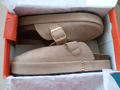 Zapatillas de casa Weide beige con hebilla - miniatura 3