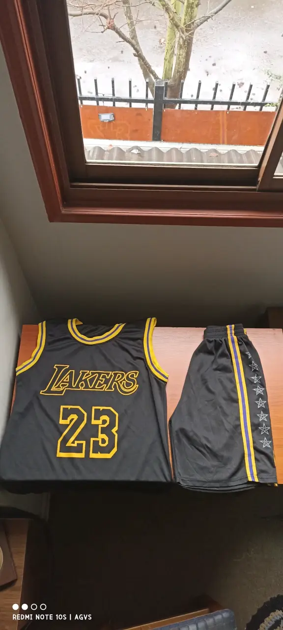 Conjunto de Baloncesto Lakers Negro y Amarillo - 1