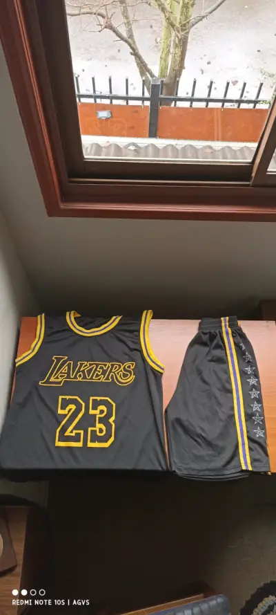 Conjunto de Baloncesto Lakers Negro y Amarillo - miniatura 1