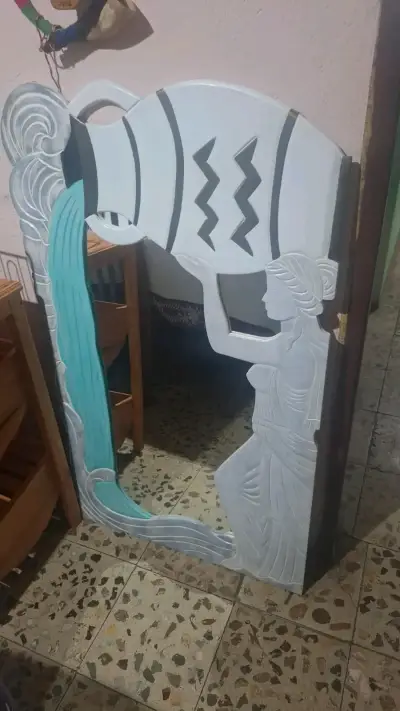 Espejo decorativo con diseño de mujer y jarra - miniatura 1