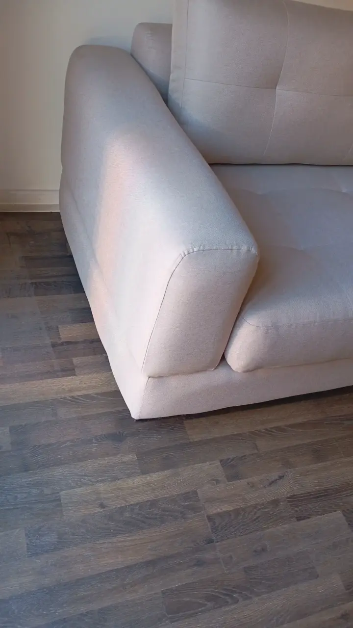Sofá beige marca Rosen de tres cuerpo - 1