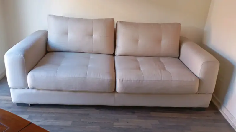 Sofá beige marca Rosen de tres cuerpo - 2