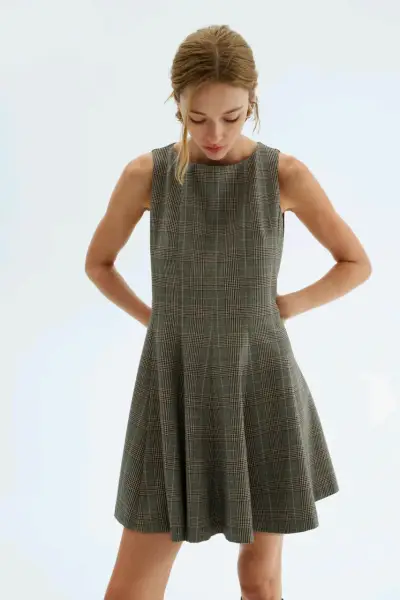 Vestido corto a cuadros sin mangas - miniatura 2