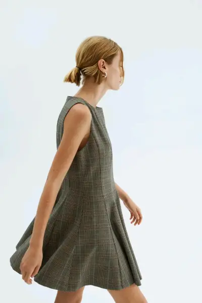 Vestido corto a cuadros sin mangas - miniatura 3