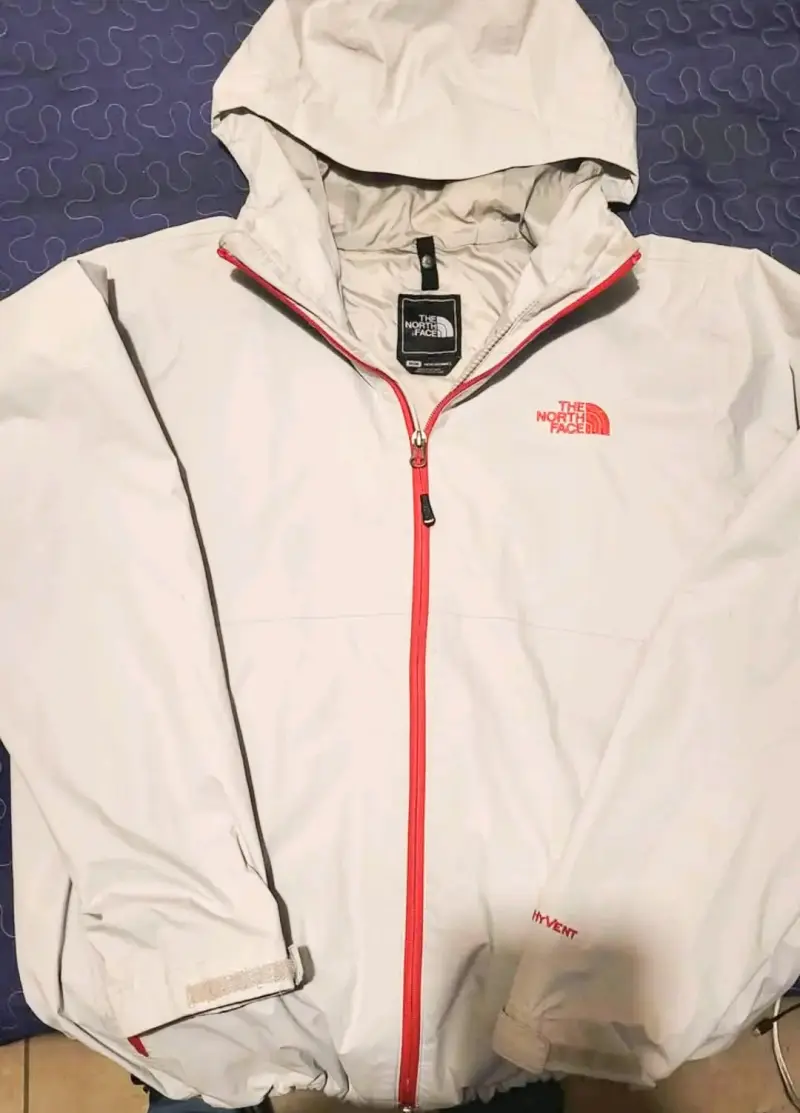 Chaqueta impermeable North Face blanca con capu - 2