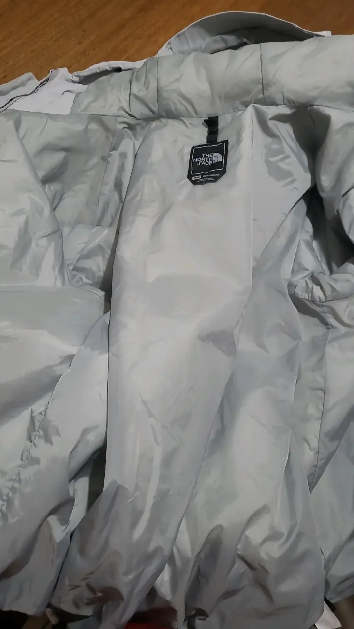 Chaqueta impermeable North Face blanca con capu - 3