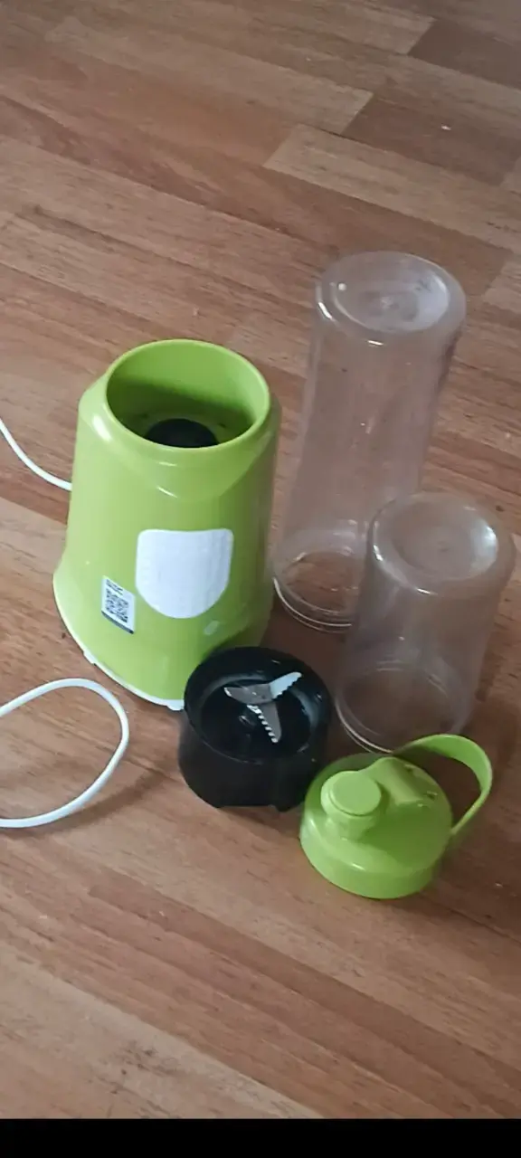 Licuadora personal verde con botellas portátiles - 1