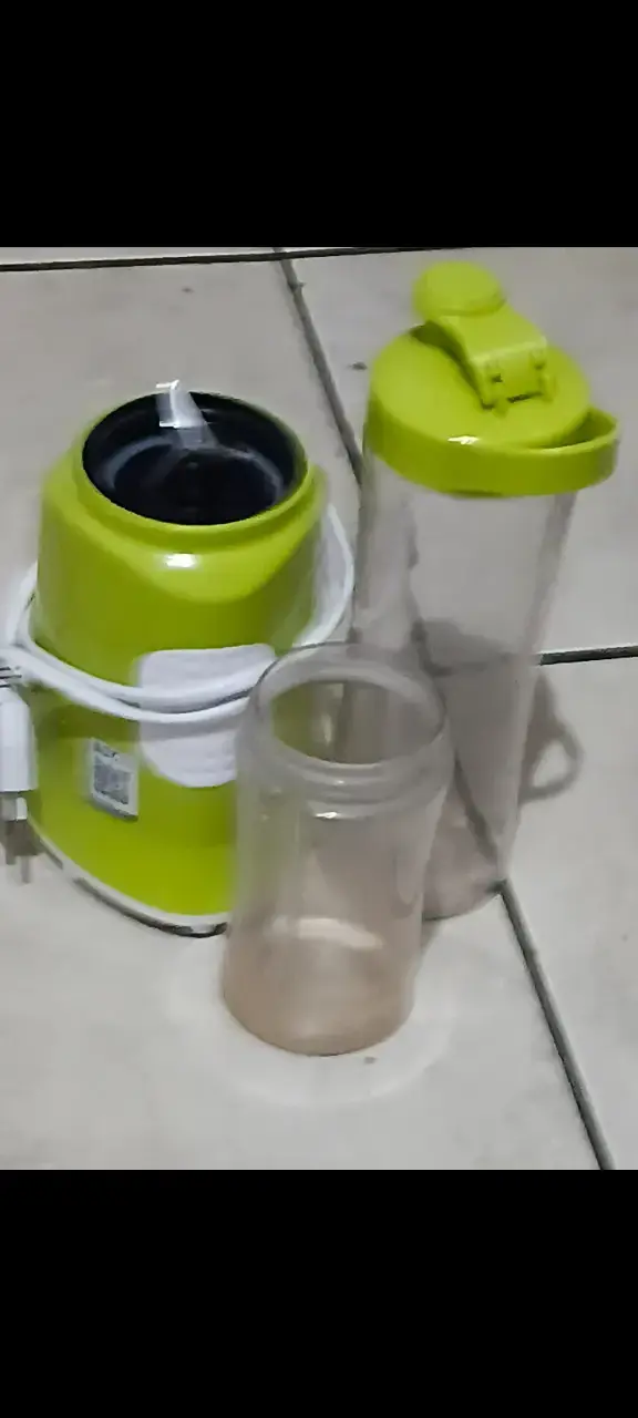 Licuadora personal verde con botellas portátiles - 2