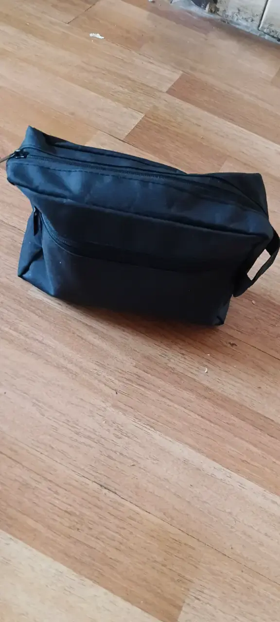 Neceser de viaje negro compacto