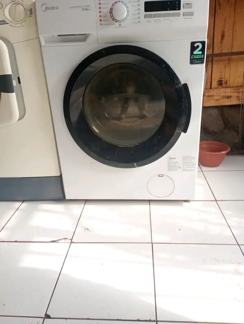 Lavadora secadora Midea 11/8 kg en buen estado - 3