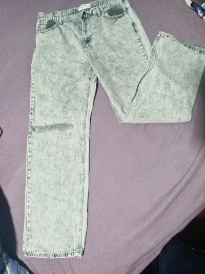 Jeans de mezclilla rasgados en varios colores - miniatura 1