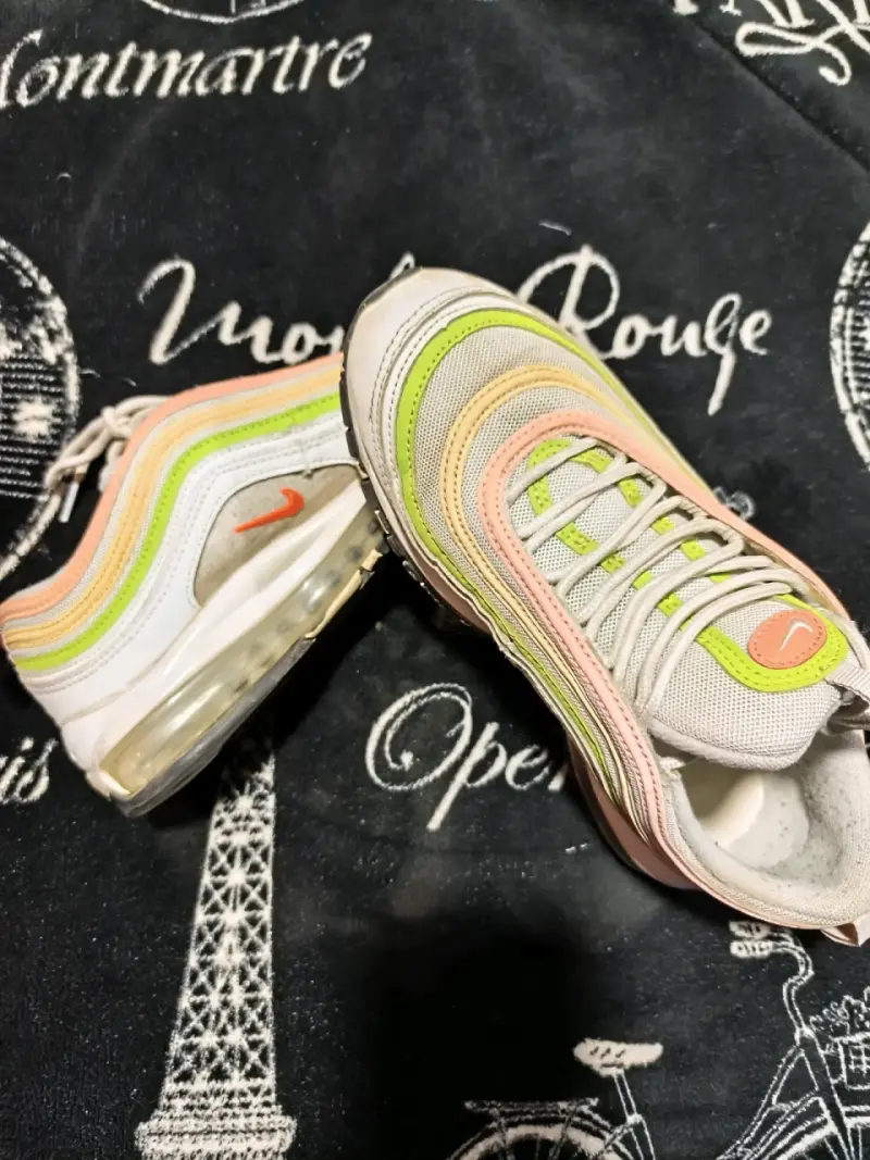 Zapatillas deportivas multicolor con diseño modern