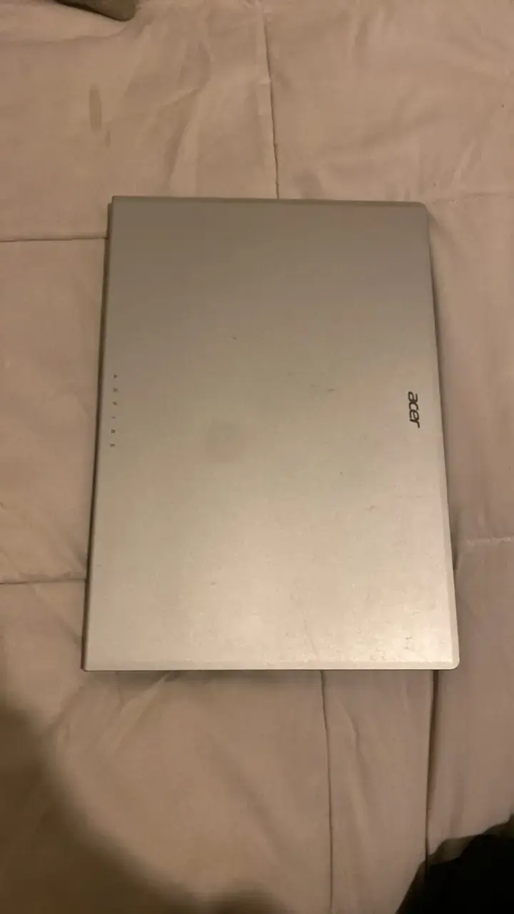 Notebook Acer plateado en buen estado