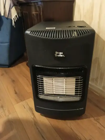 Estufa a gas Ursus Trotter GL-4200 negra - miniatura 1