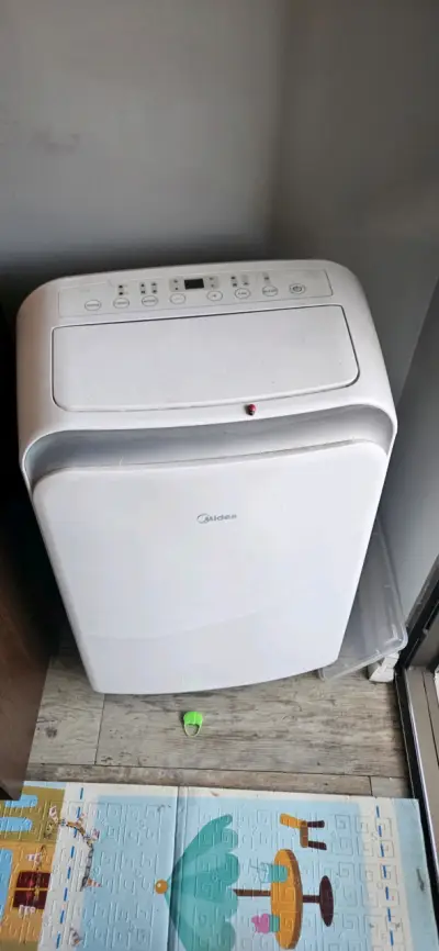 Aire acondicionado portátil Midea en buen estado - miniatura 1