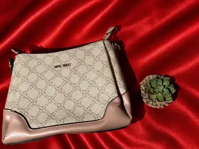 Cartera Nine West beige con diseño elegante - miniatura 1