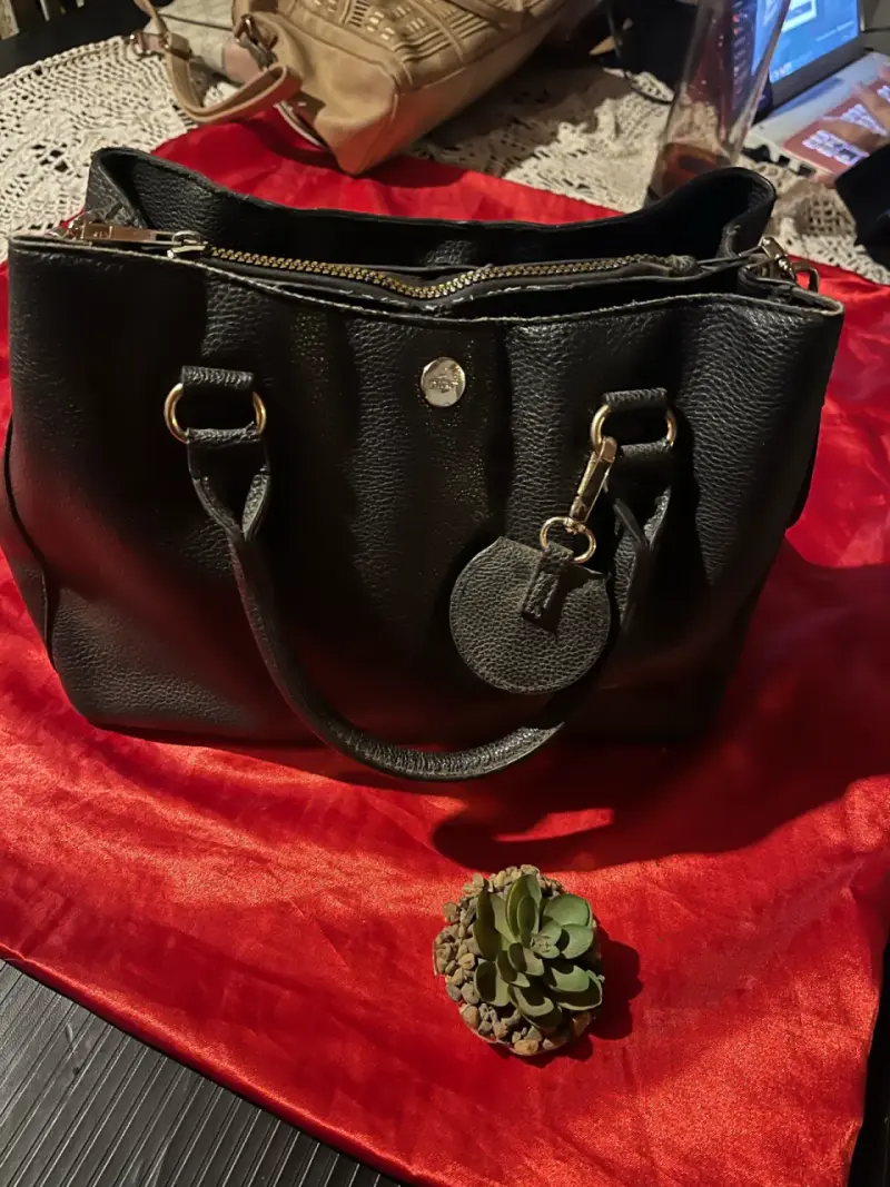 Bolso de cuero negro con detalles dorados - 2