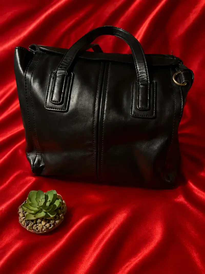 Bolso de cuero negro elegante