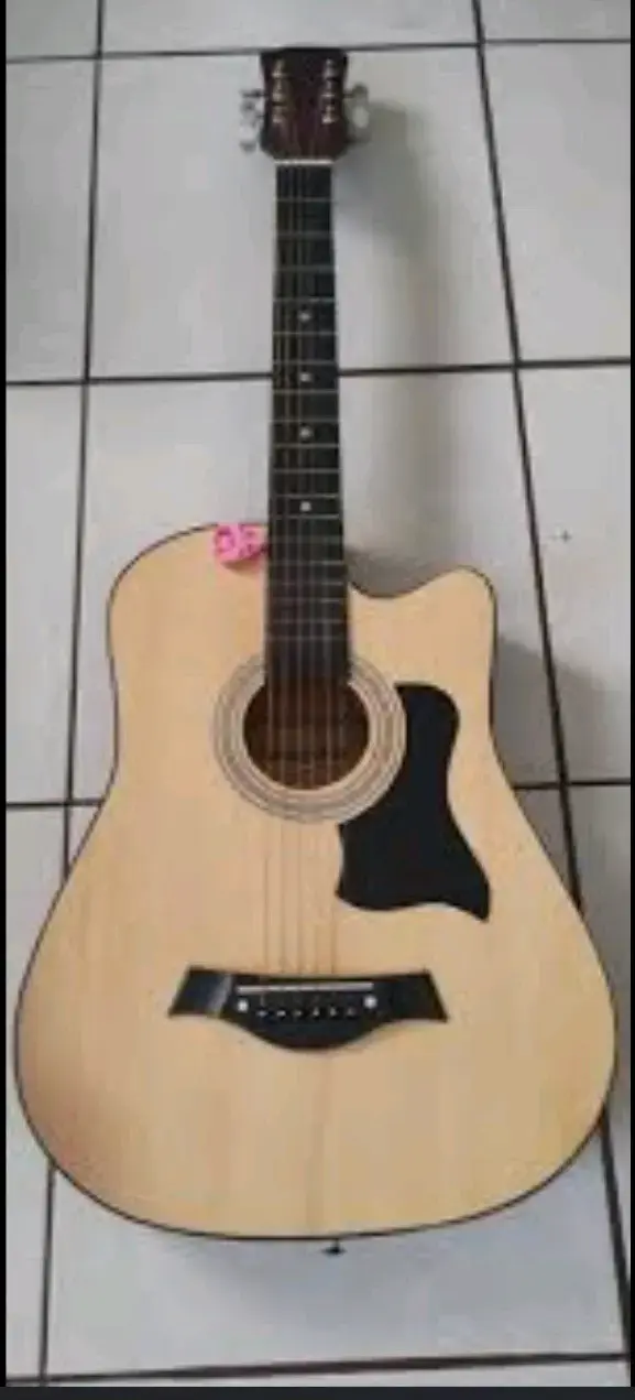 Guitarra acústica de madera con corte