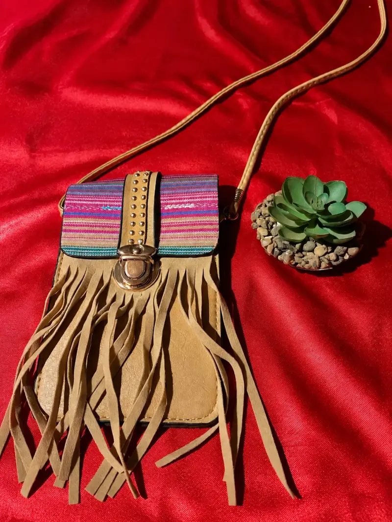 Bolso bandolera con flecos y diseño étnico