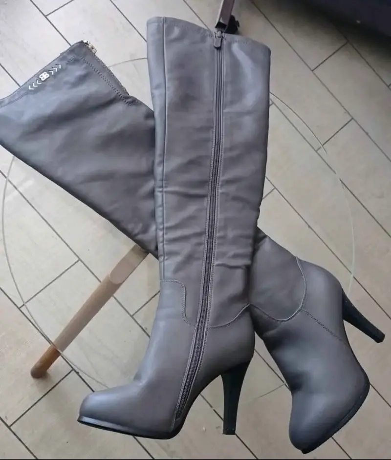 Botas altas de cuero gris con tacón - 2