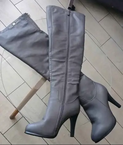 Botas altas de cuero gris con tacón - miniatura 2