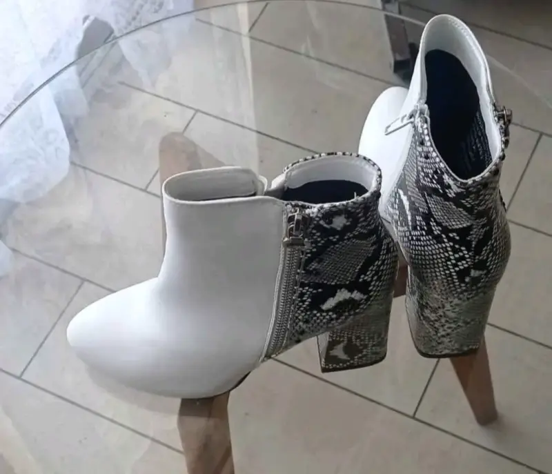 Botines de cuero blanco y estampado de serpiente