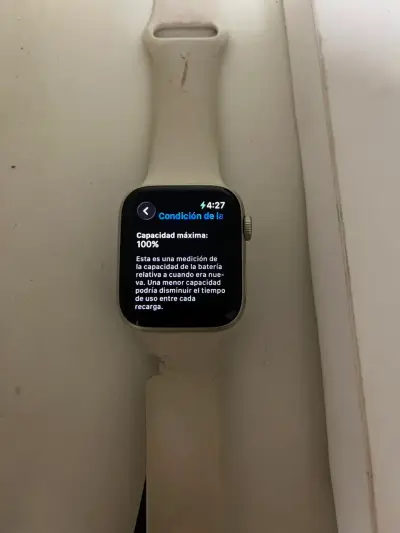 Apple Watch con correa blanca y cargador - miniatura 1
