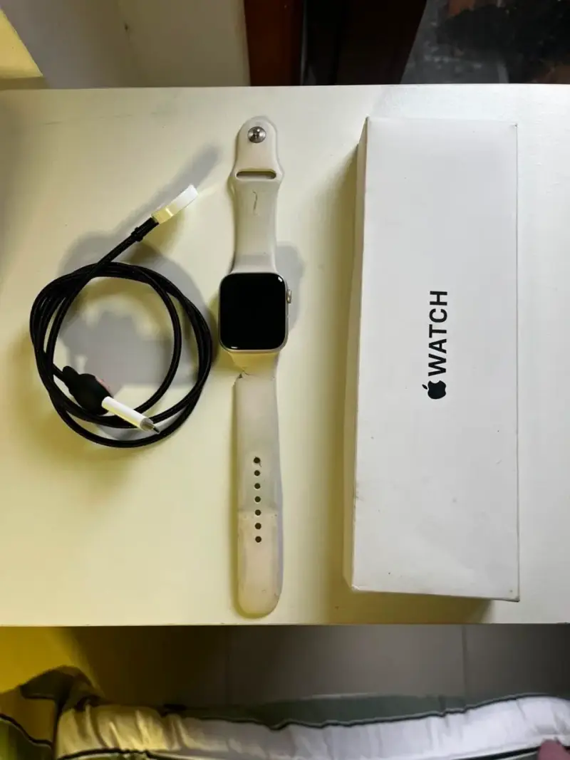 Apple Watch con correa blanca y cargador - 2