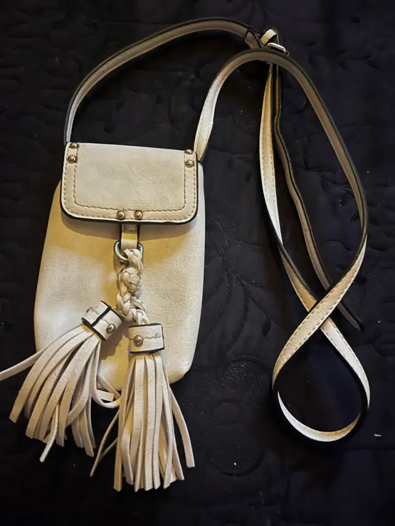 Bolso bandolera blanco con flecos decorativos
