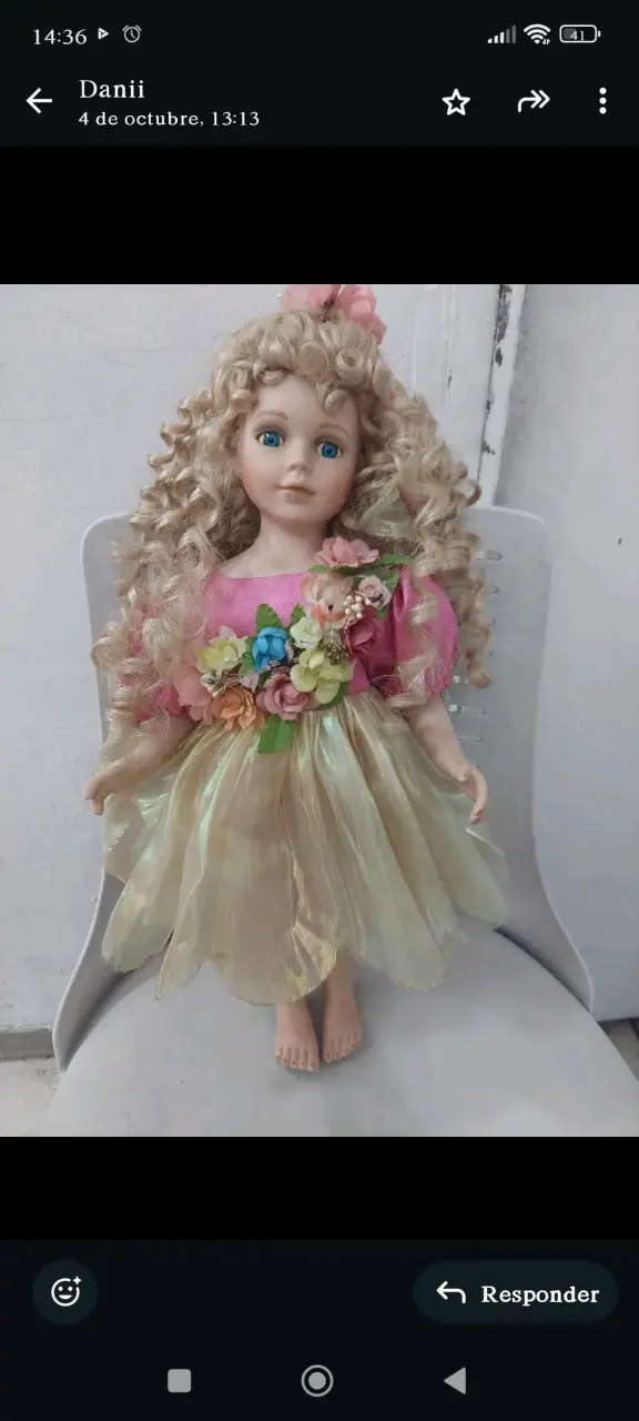 Muñeca de porcelana con vestido floral